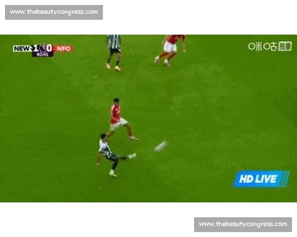 全球足球动态汇总：最新赛况、转会新闻与球员表现分析